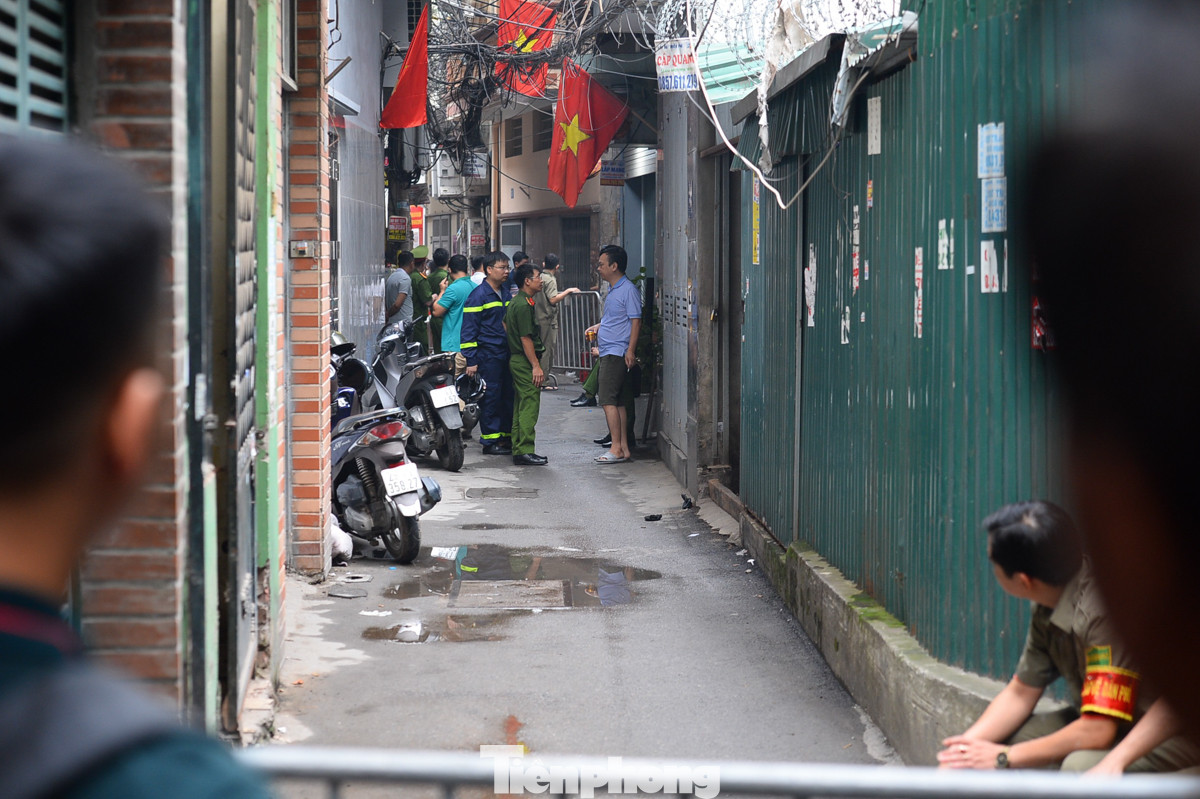 Hiện trường đã được lực lượng chức năng phong tỏa để tiến hành kiểm tra nguyên nhân, hậu quả vụ cháy.