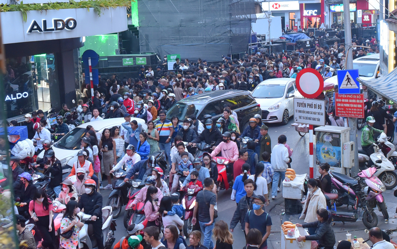 Phía bên ngoài, quanh khu vực Hồ Gươm, nhiều đoạn đường ùn tắc nghiêm trọng.