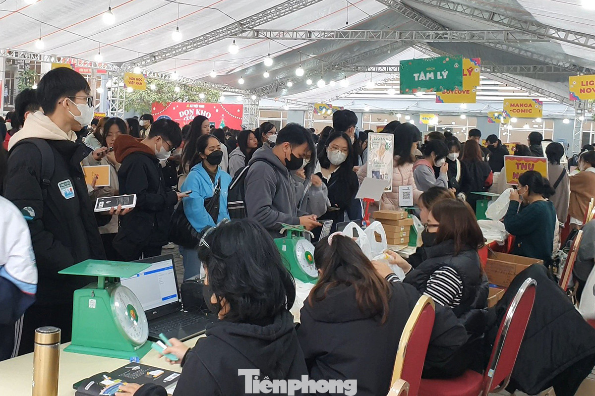 “Mình thấy các loại sách này là dạng như nó còn thừa lại, xuất bản nhiều lần, là sách tồn kho nên mỗi lần mình đến mấy các hội sách như này mình đều thấy các đầu sách vẫn không khác mấy, những cuốn sách mình cần cũng không có mấy, thực sự rất khó tìm", Phương Linh (SN 2003, Đại học Ngoại Thương) chia sẻ.