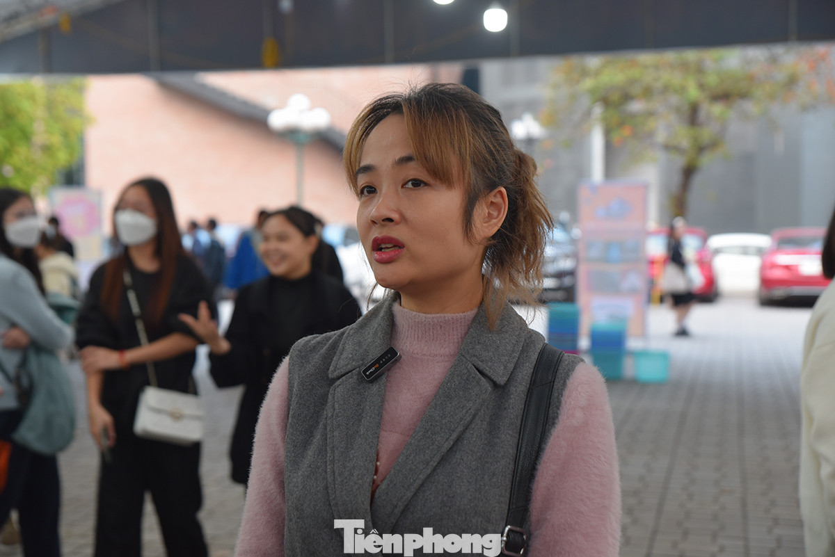 "Sách mà theo cân chỉ khổ tác giả, mất đi giá trị cuốn sách. Tôi nghĩ đây chỉ là hình thức để bán nhiều sản phẩm hơn, sách giảm giá rẻ cũng toàn những cuốn ít người đọc, không ai biết", chị Ngọc Ánh nói.