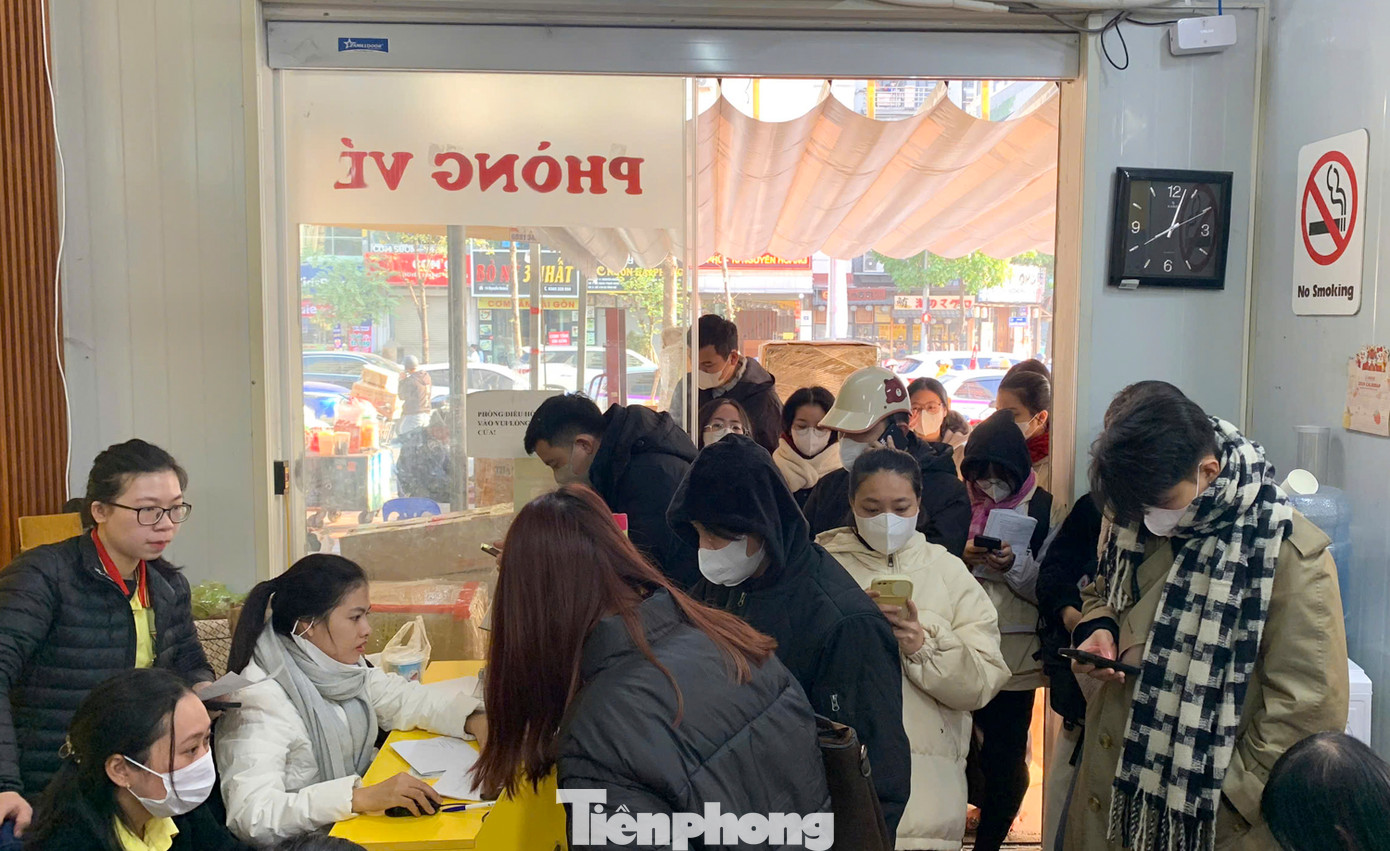 Còn hơn một tháng nữa mới đến Tết Nguyên đán 2025, nhiều nhà xe chạy tuyến từ Hà Nội đi các tỉnh Nghệ An, Quảng Bình, Đà Nẵng... đã có kế hoạch bán vé sớm.