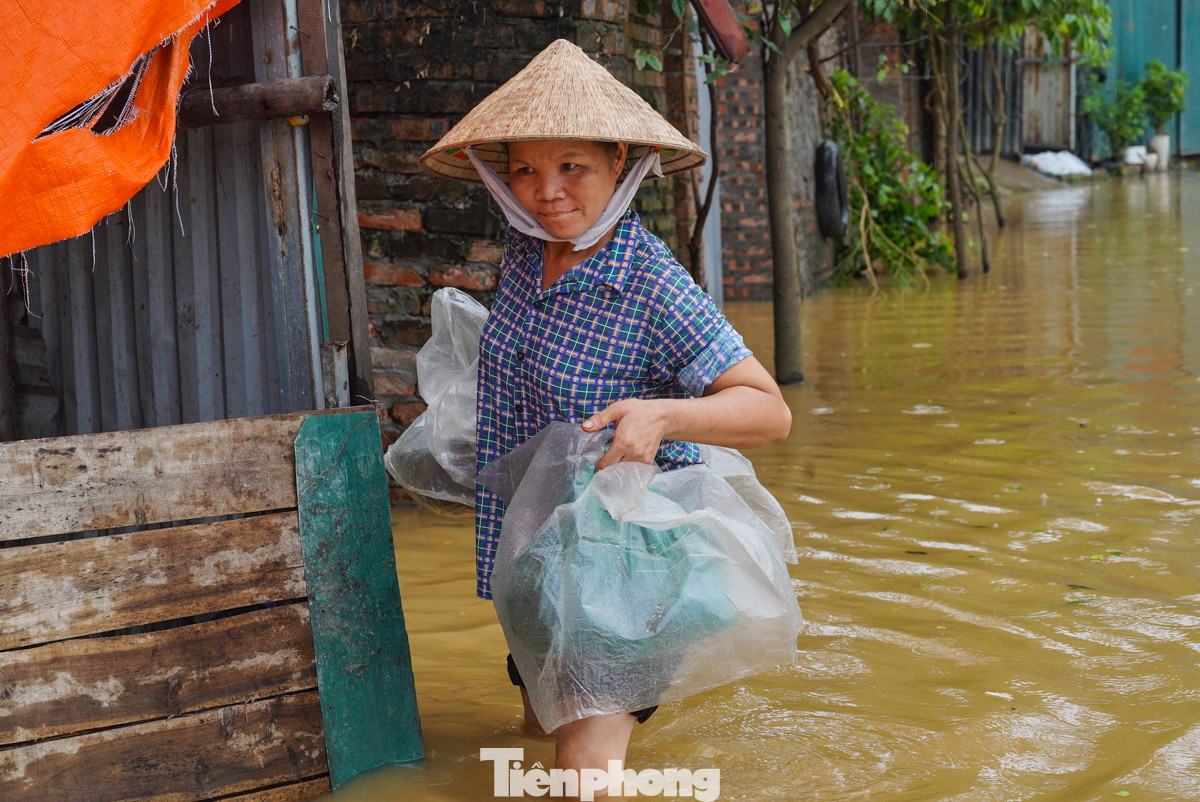 Ghi nhận tại tổ 3 phường Phúc Xá vào lúc 16h hôm nay, hầu hết các hộ dân được vận động di dời đã thực hiện hoàn tất. Tuy nhiên, vẫn còn một số gia đình cố thêm một chút thời gian để vận chuyển đồ đạc đến nơi an toàn.