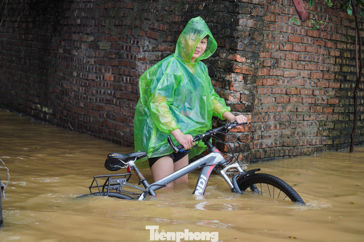 Khung cảnh tại tổ 3 phường Phúc Xá chiều nay mênh mông trong biển nước.