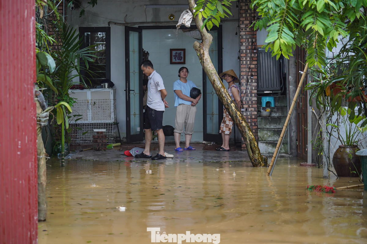Cuộc sống của các hộ dân đảo lộn trong những ngày mưa lũ.