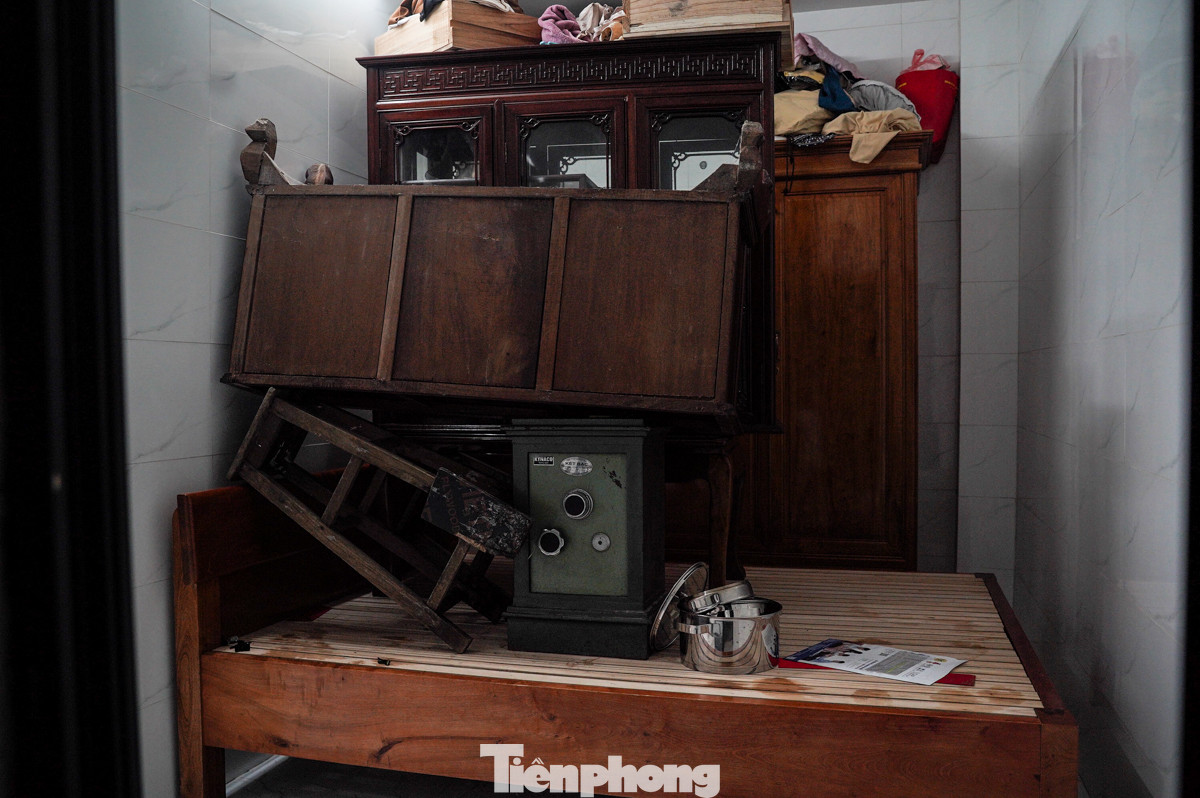 Một số nhà di chuyển đồ đạc lên cao để tránh ngập lụt khi nước lên. &quot;Nhà tôi đã được dân quân hỗ trợ đưa đồ đạc lên cao, đảm bảo an toàn nếu nước dâng quá lớn&quot;, bà Ngô Thị Diệu Hằng chia sẻ.