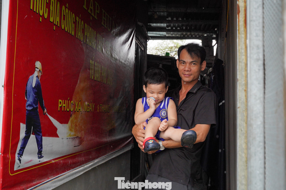 Nghe tin phải di dời, anh Nguyễn Trung Sỹ cùng vợ đã cố gắng sắp xếp nhà cửa. &quot;Lũ thì lo lắm, nước mỗi lúc một cao, tôi phải đến nhà họ hàng để tạm sống vài hôm đến khi nước rút&quot;.