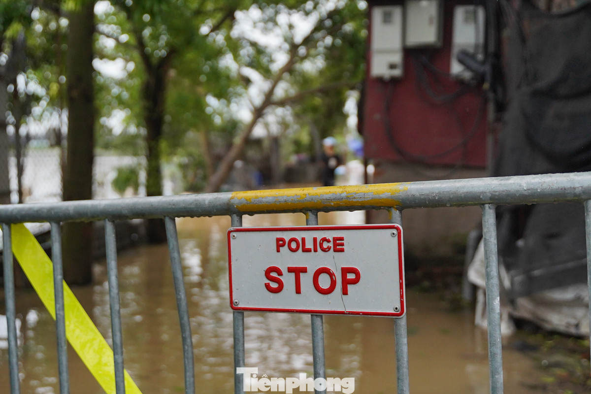 Phía bên ngoài, lực lượng chức năng đã dựng rào chắn để ngăn không cho người dân vào khu vực ngập nước.