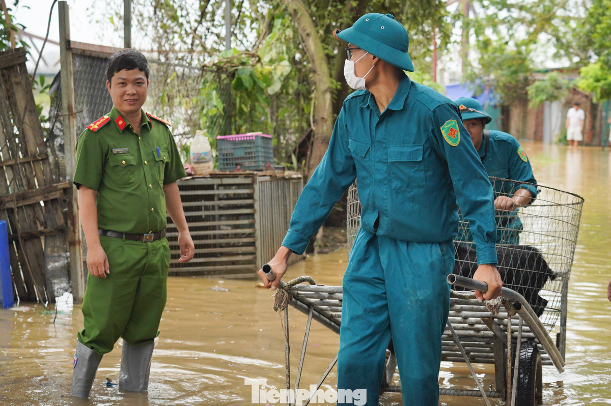 Theo thông tin từ UBND quận Ba Đình, từ sáng 10/9, quận đang di dời toàn bộ khoảng 200 hộ dân có nguy cơ cao tại khu vực bờ sông Hồng, thuộc địa bàn phường Phúc Xá.