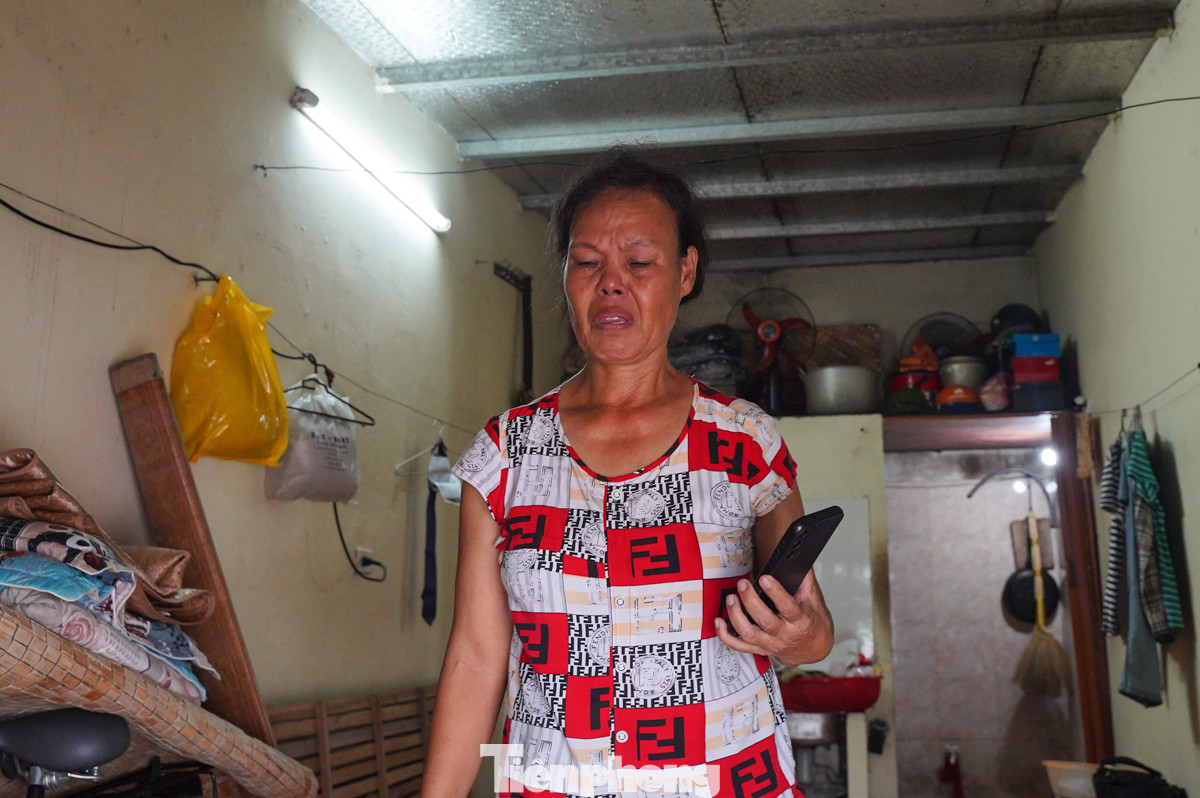 Vừa dọn dẹp nhà cửa vừa khóc nghẹn, bà Lại Thị Thìn cho biết: &quot;Tôi đang cố đưa đồ lên cao, thật sự rất sợ. Sống ở đây bao nhiêu năm chưa bao giờ tôi thấy nước ở đây dâng cao như vậy, từ sáng đến giờ mà đã cao hơn cả mét rồi&quot;