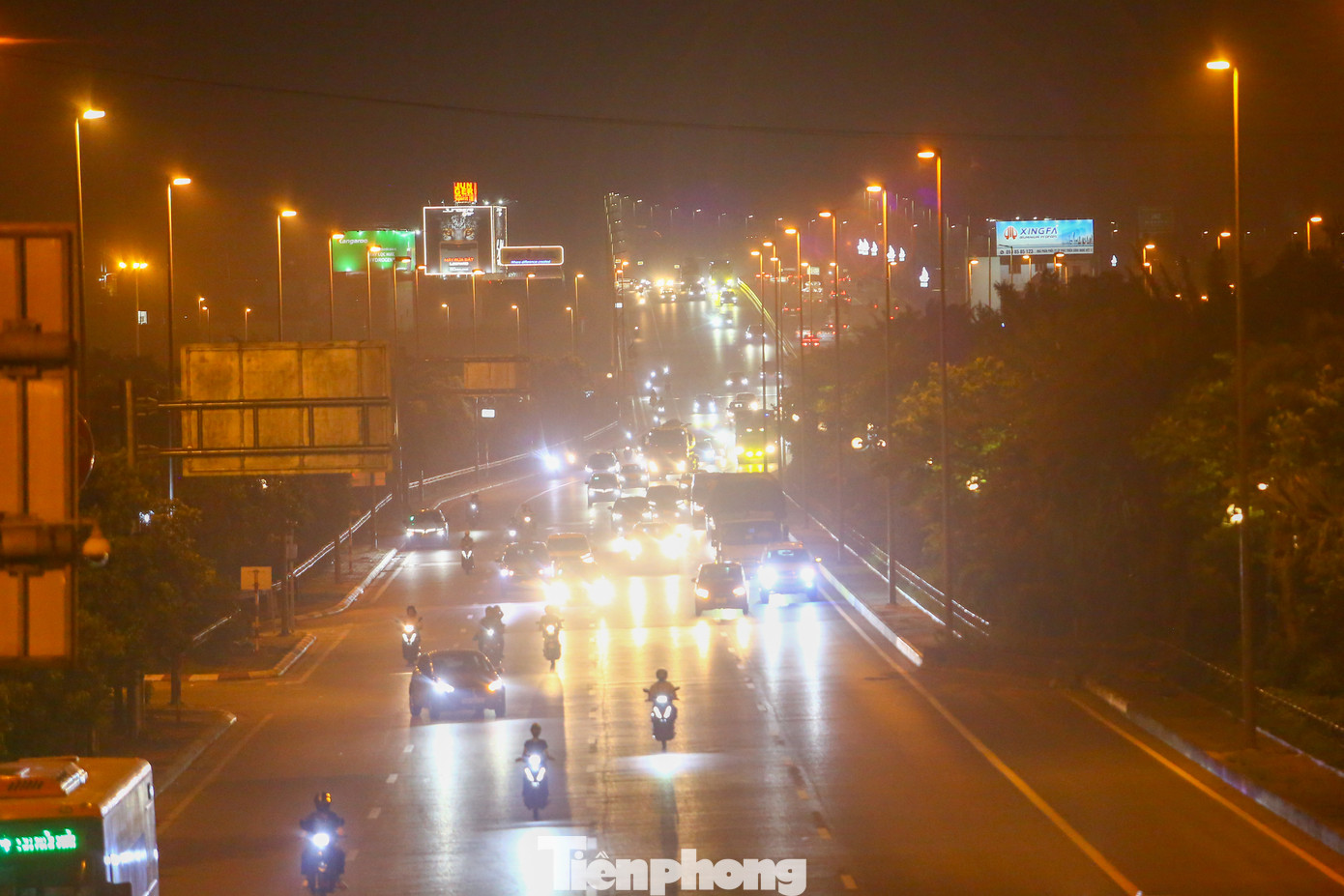 Đến tối muộn cùng ngày, tình trạng mù mịt vẫn chưa cải thiện, các tuyến phố tiếp tục chìm trong màn sương dày đặc.