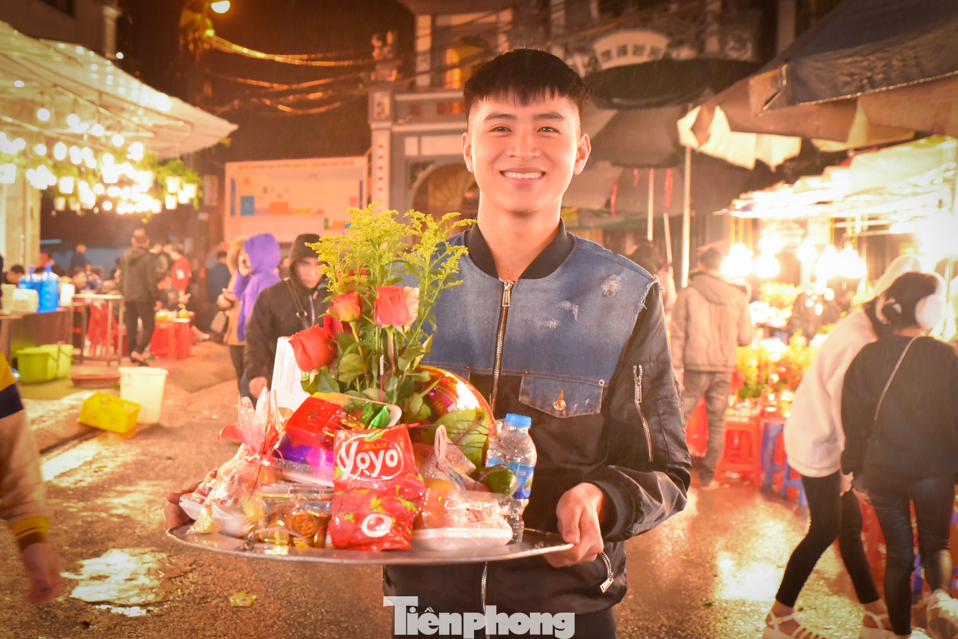 "Mình lần đầu đến Phủ Tây Hồ và ngạc nhiên trước không khí náo nhiệt, đông đúc tại đây. Mình mong năm sau sẽ gặp nhiều may mắn, thành công và gia đình luôn hoà thuận, vui vẻ", anh Lê Văn Dũng chia sẻ.