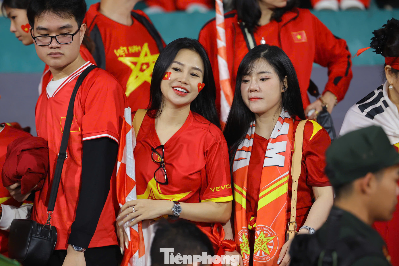 Bên trong sân, sắc đỏ được các &apos;bóng hồng&apos; fan Việt Nam tạo không khí vô cùng náo nhiệt.