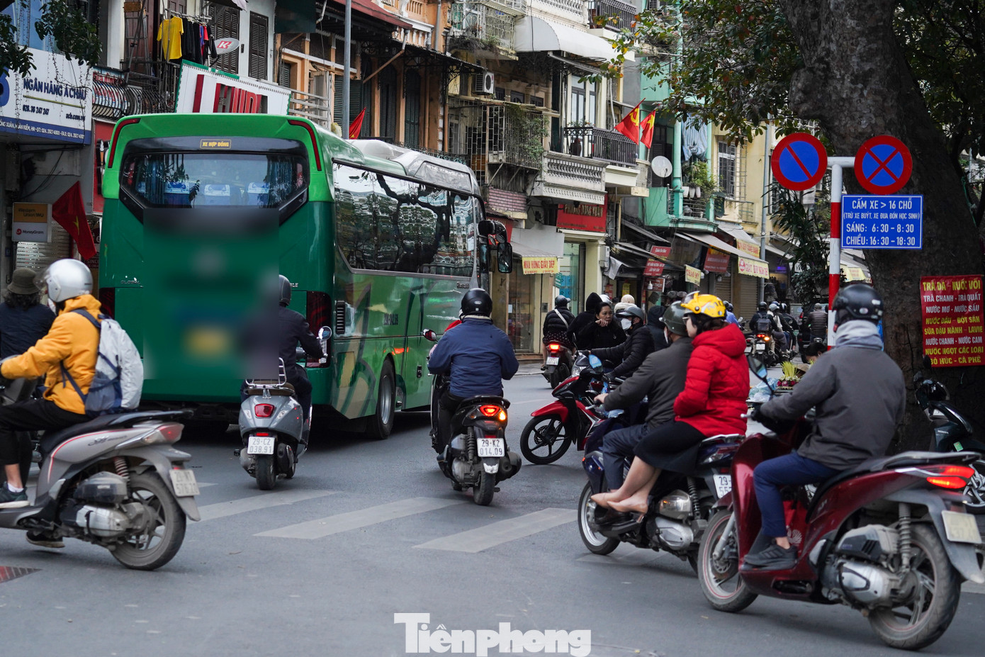Hình ảnh ghi nhận trên phố Hàng Giấy lúc 8h ngày 6/3.