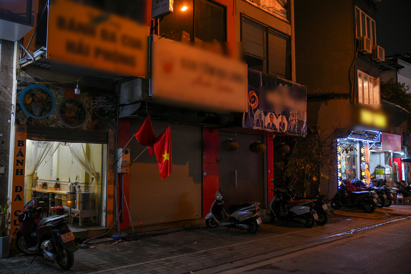 Nhiều hàng quán phải dọn hàng, đóng cửa sớm. Chị Mai (Đống Đa, Hà Nội) - chủ một quán ăn chia sẻ, lượng khách đến quán của chị từ khi phố ẩm thực được lập đã có sự thay đổi đáng kể. “Hôm thứ 6 quán đông lắm, không có chỗ trống, nhưng mỗi khi đến cuối tuần lại vắng tanh, chẳng có bóng người nào. Chắc do khách cũng ngại gửi xe rồi đi bộ vào chỉ để ăn một bát chè.” Nhiều hàng quán phải dọn hàng, đóng cửa sớm. Chị Mai (Đống Đa, Hà Nội) - chủ một quán ăn chia sẻ, lượng khách đến quán của chị từ khi phố ẩm thực được lập đã có sự thay đổi đáng kể. “Hôm thứ 6 quán đông lắm, không có chỗ trống, nhưng mỗi khi đến cuối tuần lại vắng tanh, chẳng có bóng người nào. Chắc do khách cũng ngại gửi xe rồi đi bộ vào chỉ để ăn một bát chè.”