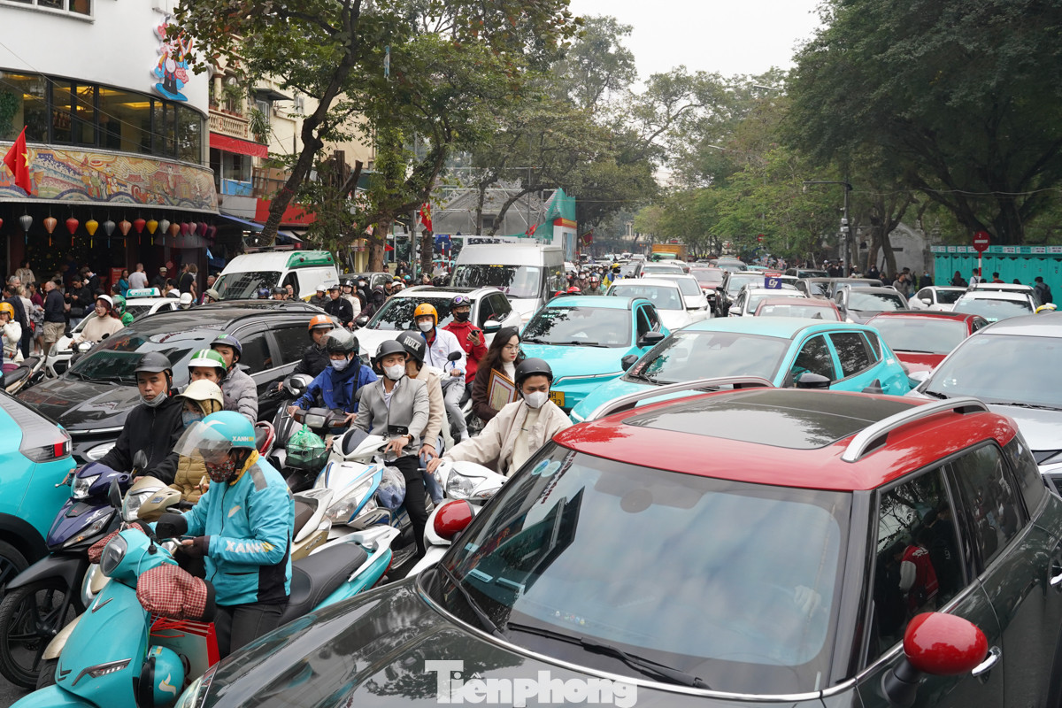 Từ 15h, các tuyến đường quanh quảng trường Đông Kinh Nghĩa Thục tắc cứng, người dân đi lại khó khăn. Từ 15h, các tuyến đường quanh quảng trường Đông Kinh Nghĩa Thục tắc cứng, người dân đi lại khó khăn.