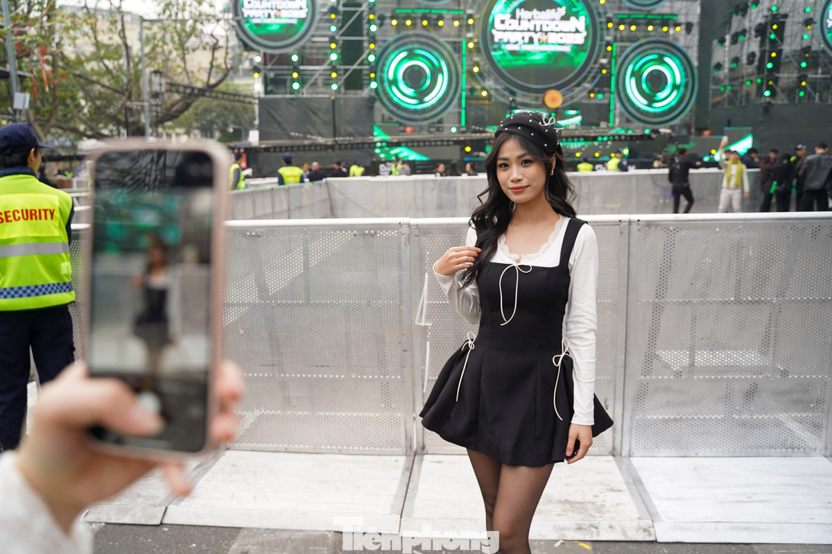 Bạn Ngô Thị Phương Thảo đã phải đến hồ Gươm từ 12 giờ trưa để mong có vị trí vừa ngắm được pháo hoa, vừa xem xem được cả ca nhạc Bạn Ngô Thị Phương Thảo đã phải đến hồ Gươm từ 12 giờ trưa để mong có vị trí vừa ngắm được pháo hoa, vừa xem xem được cả ca nhạc