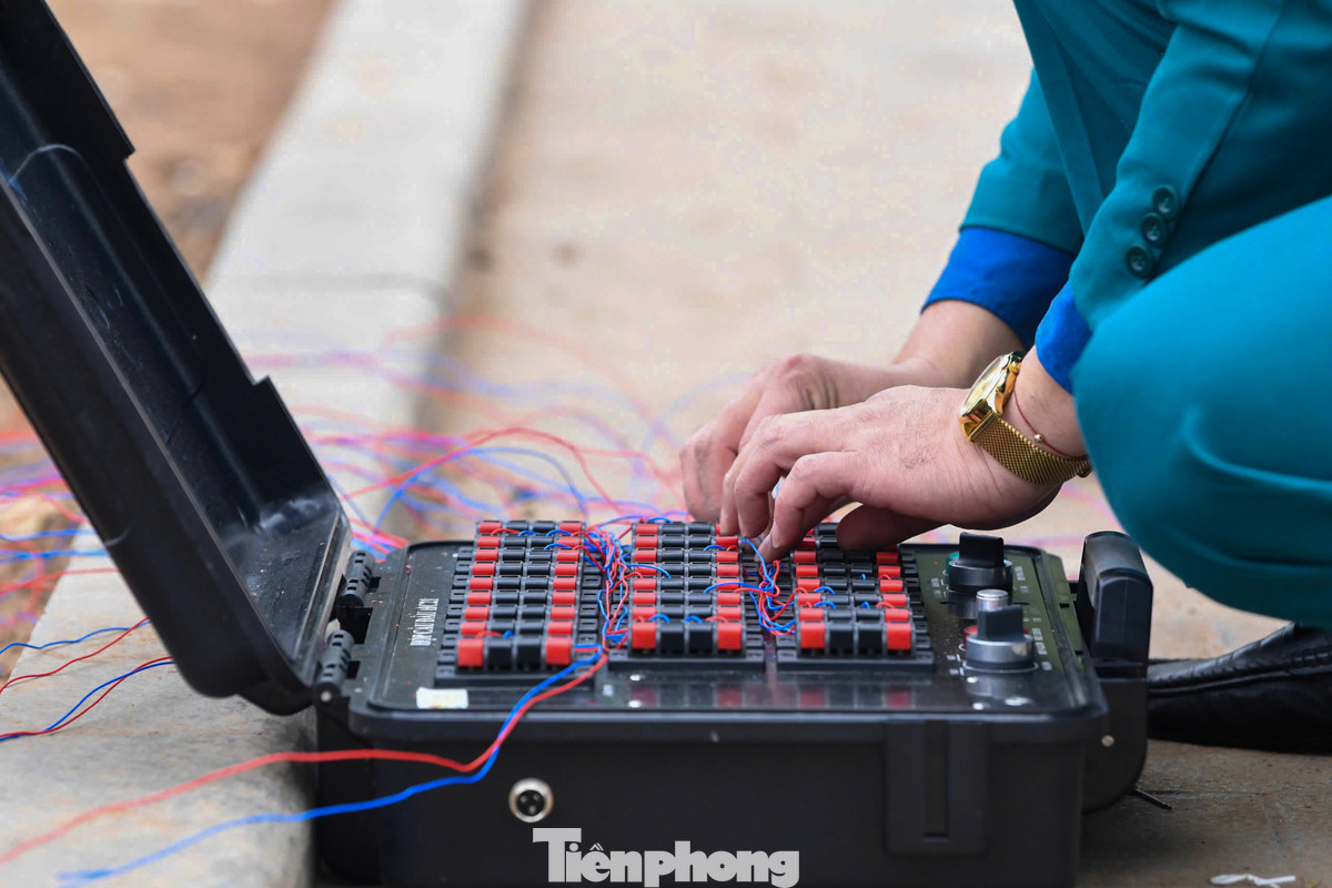 Các giàn pháo hoa được lắp đặt cố định, sẵn sàng trình diễn vào khoảnh khắc chào năm mới 2025. Các giàn pháo hoa được lắp đặt cố định, sẵn sàng trình diễn vào khoảnh khắc chào năm mới 2025.