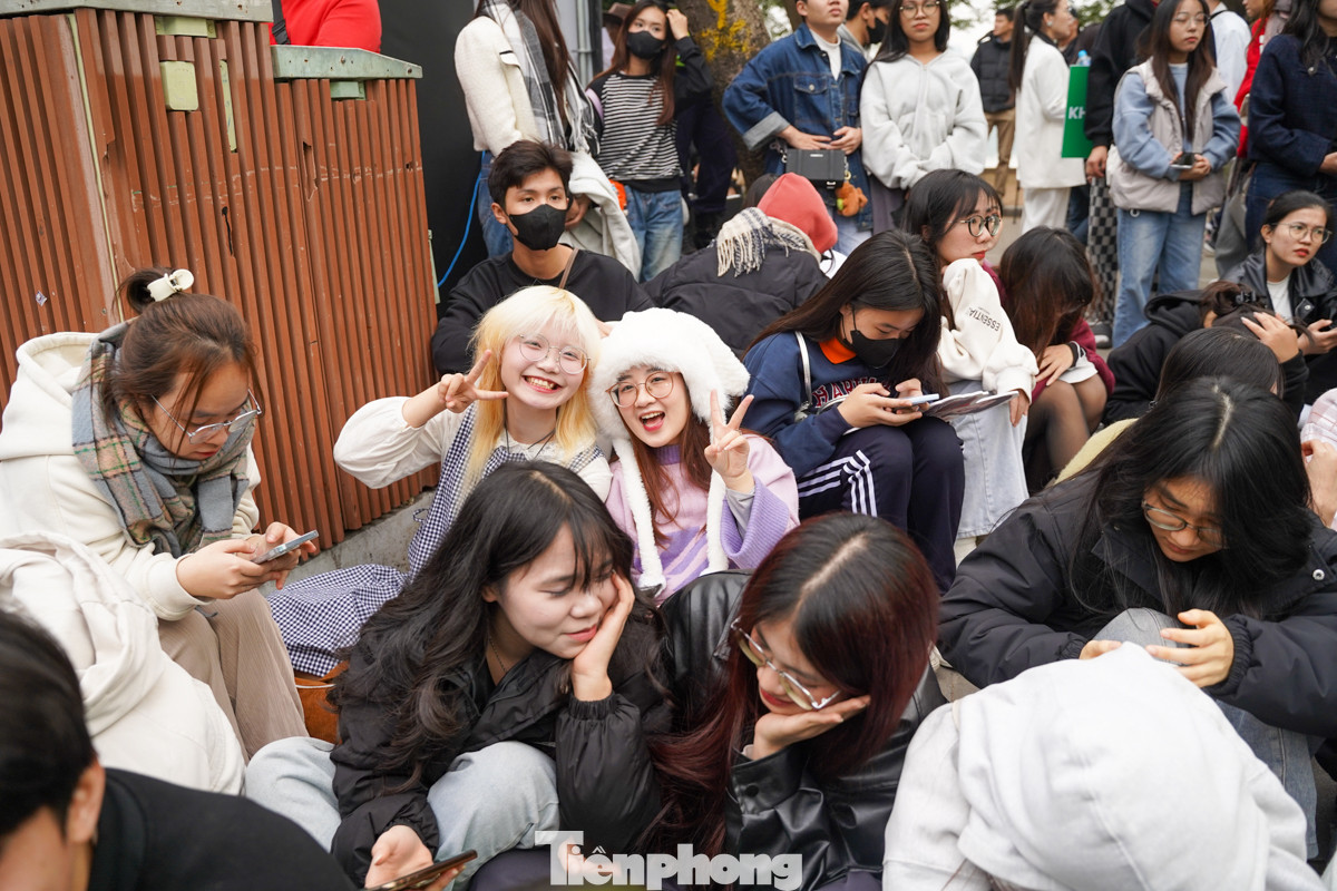 Một số bạn trẻ ngồi bệt trên phố đi bộ để giữ chỗ có góc nhìn đẹp. Một số bạn trẻ ngồi bệt trên phố đi bộ để giữ chỗ có góc nhìn đẹp.