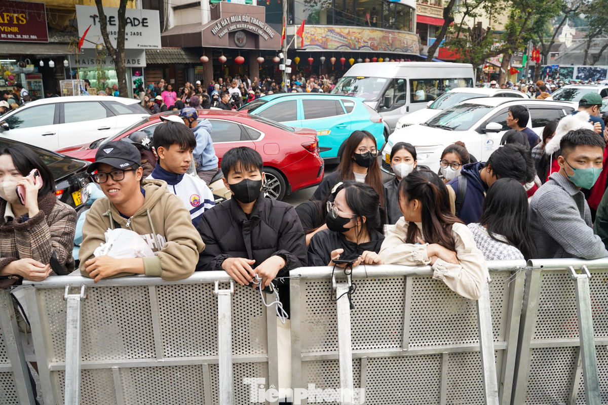 Nhiều bạn trẻ 'đu rào' đứng chờ và không dám di chuyển vì sợ mất chỗ. Nhiều bạn trẻ 'đu rào' đứng chờ và không dám di chuyển vì sợ mất chỗ.
