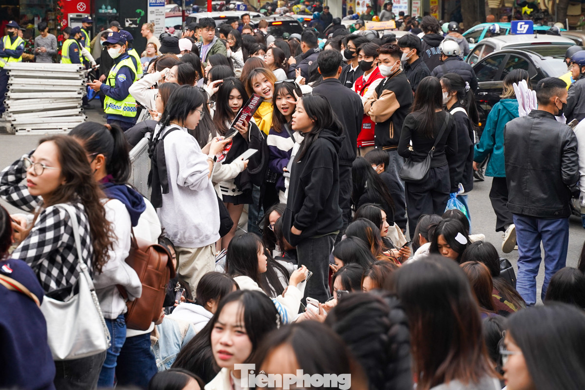 Càng về chiều, lượng người đổ về khu vực Hồ Hoàn Kiếm càng đông, lực lượng an ninh phải túc trực để đảm bảo người dân vui chơi an toàn, không xảy ra lộn xộn. Càng về chiều, lượng người đổ về khu vực Hồ Hoàn Kiếm càng đông, lực lượng an ninh phải túc trực để đảm bảo người dân vui chơi an toàn, không xảy ra lộn xộn.