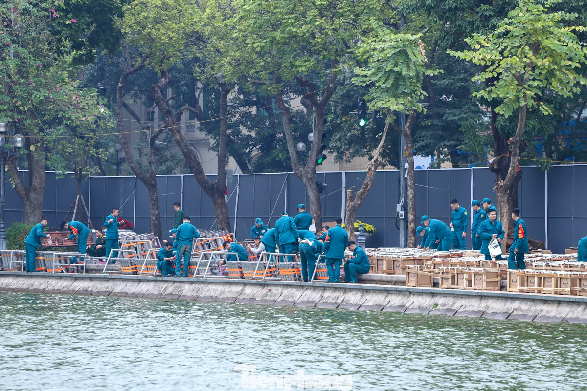 Các giàn pháo hoa được lắp đặt cố định, sẵn sàng trình diễn vào khoảnh khắc chào năm mới 2025. Các giàn pháo hoa được lắp đặt cố định, sẵn sàng trình diễn vào khoảnh khắc chào năm mới 2025.