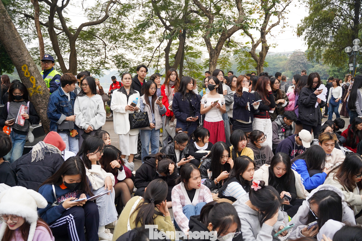 Cánh trái sân khấu tổ chức đếm ngược đông kín người đứng chờ từ 16h chiều 31/12. Cánh trái sân khấu tổ chức đếm ngược đông kín người đứng chờ từ 16h chiều 31/12.