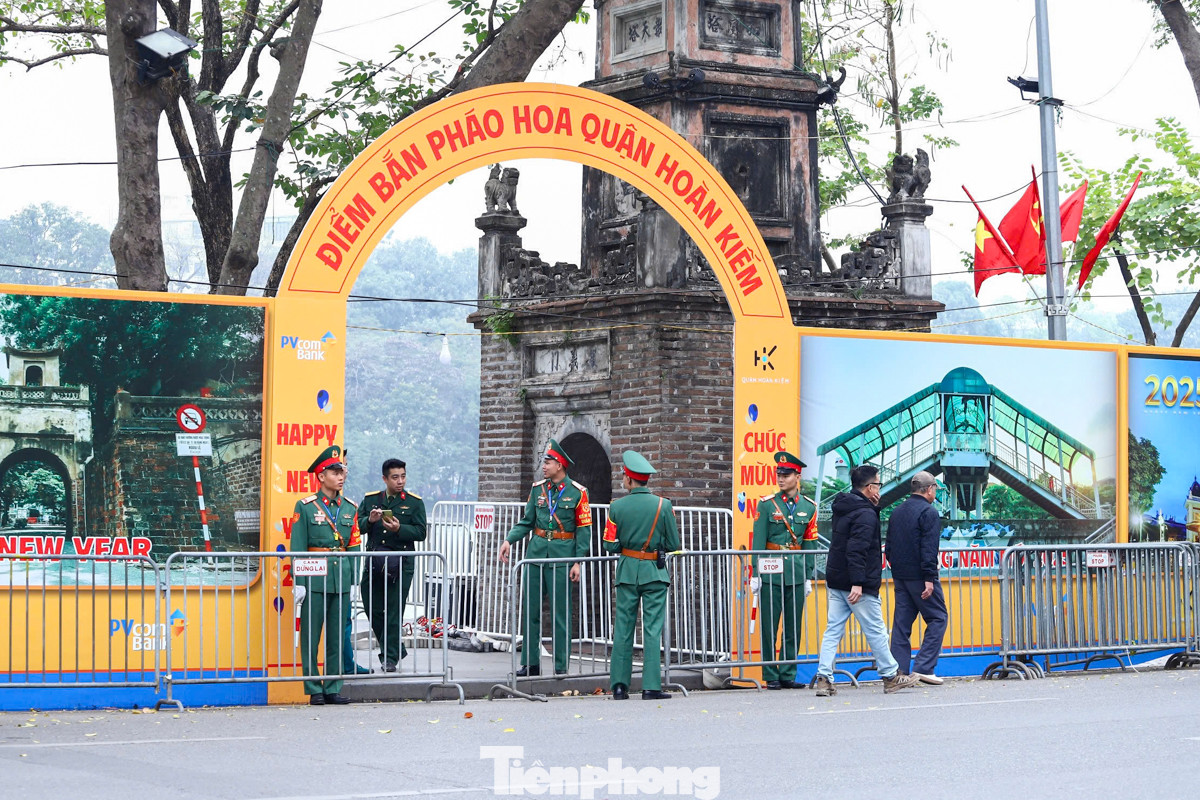 Khu vực hồ Hoàn Kiếm có hai trận địa pháo hoa tại trước trụ sở Tòa soạn Báo Hà Nội mới và trước Bưu điện Hà Nội. Khu vực hồ Hoàn Kiếm có hai trận địa pháo hoa tại trước trụ sở Tòa soạn Báo Hà Nội mới và trước Bưu điện Hà Nội.