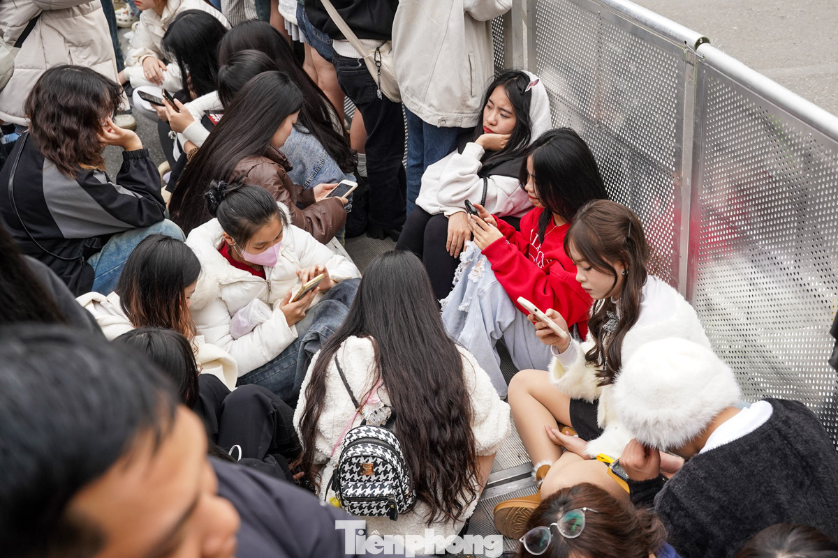 Nhiều bạn trẻ 'đu rào' đứng chờ và không dám di chuyển vì sợ mất chỗ. Nhiều bạn trẻ 'đu rào' đứng chờ và không dám di chuyển vì sợ mất chỗ.