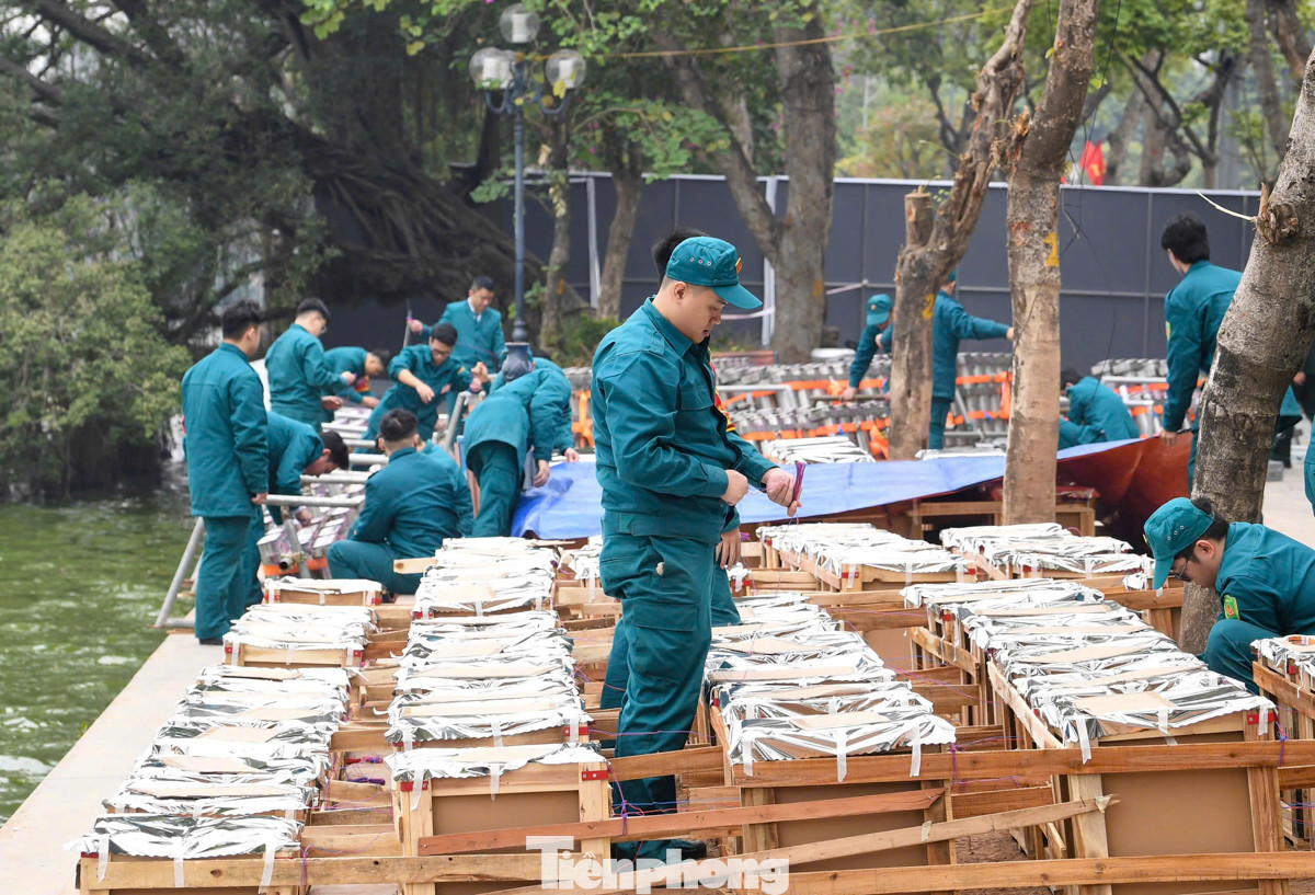 Các giàn pháo hoa được lắp đặt cố định, sẵn sàng trình diễn vào khoảnh khắc chào năm mới 2025. Các giàn pháo hoa được lắp đặt cố định, sẵn sàng trình diễn vào khoảnh khắc chào năm mới 2025.