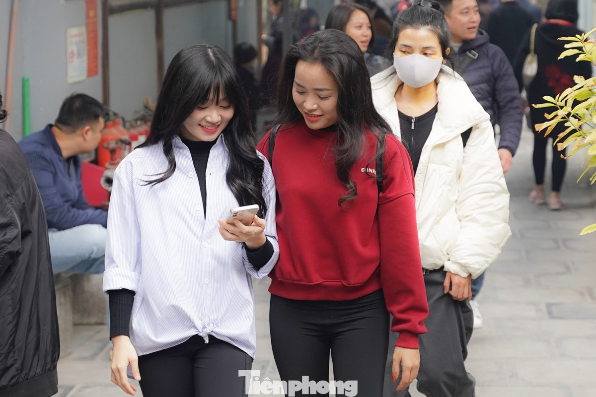 Ghi nhận của báo Tiền Phong, hôm nay (31/12) - ngày cuối cùng của năm 2024, có rất đông bạn trẻ rủ nhau đến chùa Hà.