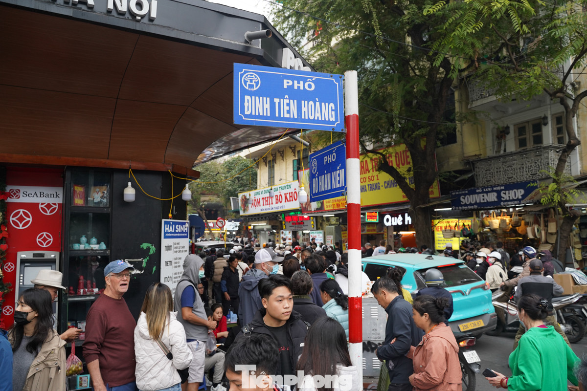 Các tuyến phố quanh Hồ Gươm đông đúc người dân đổ về. Các tuyến phố quanh Hồ Gươm đông đúc người dân đổ về.