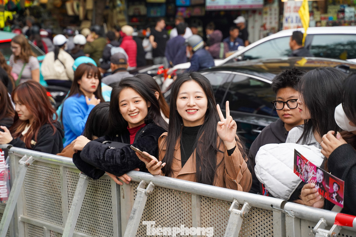 Nhiều bạn trẻ 'đu rào' đứng chờ và không dám di chuyển vì sợ mất chỗ. Nhiều bạn trẻ 'đu rào' đứng chờ và không dám di chuyển vì sợ mất chỗ.