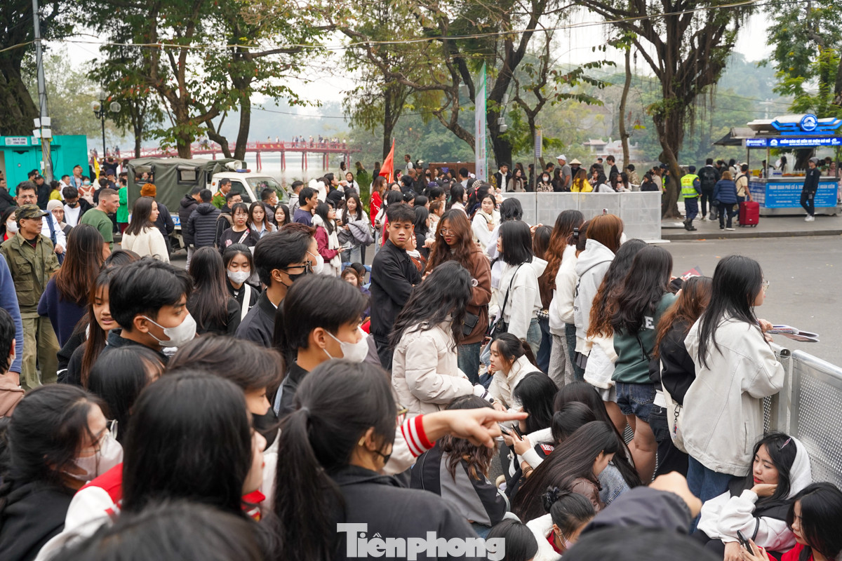 20h30 mới diễn ra lễ hội countdown tại phố đi bộ Hồ Gươm (quận Hoàn Kiếm) nhưng nhiều bạn trẻ đã có mặt từ 15h để dành vị trí đẹp gần sân khấu. 20h30 mới diễn ra lễ hội countdown tại phố đi bộ Hồ Gươm (quận Hoàn Kiếm) nhưng nhiều bạn trẻ đã có mặt từ 15h để dành vị trí đẹp gần sân khấu.