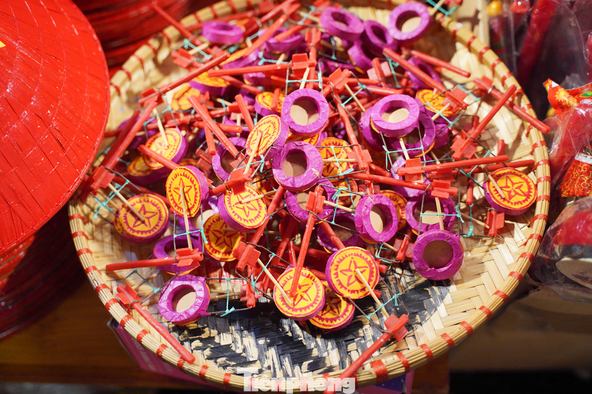 Đồ chơi truyền thống Trung Thu như đèn ông sao, mặt nạ giấy bồi, đèn kéo quân,... vẫn luôn được nhiều gia đình yêu thích và lựa chọn.