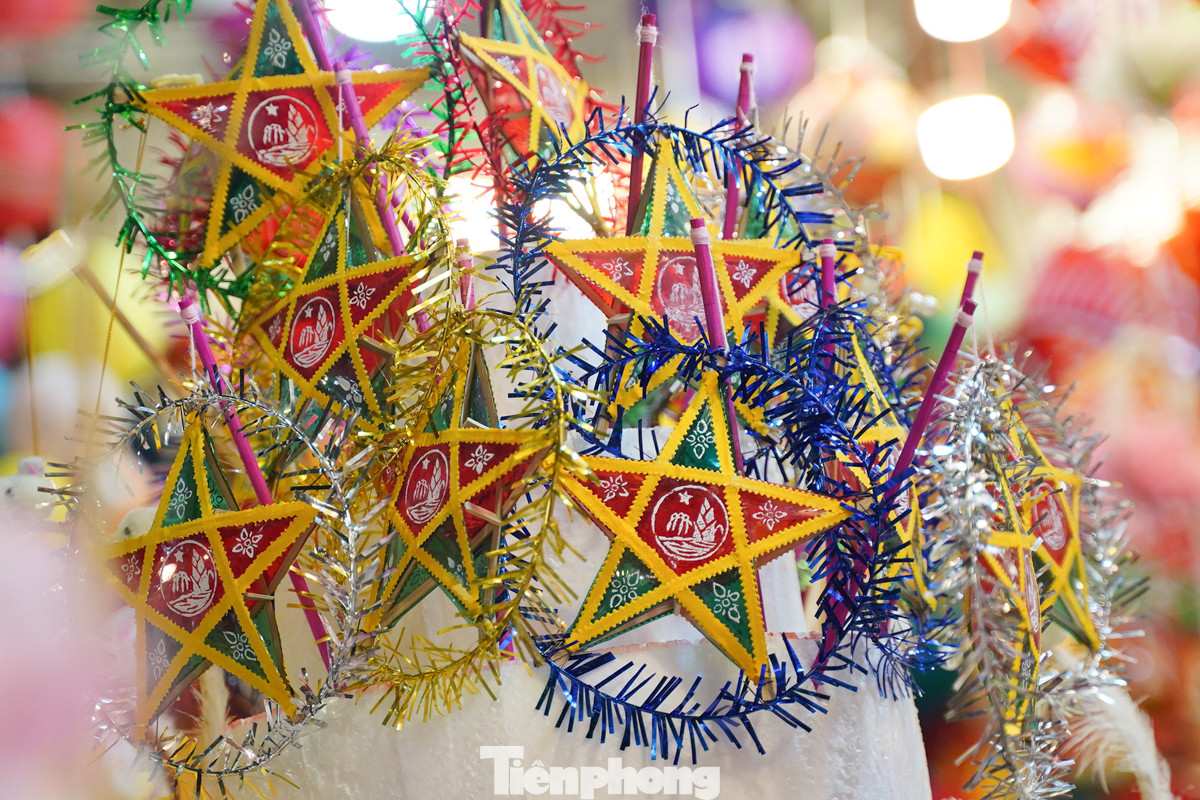 Đồ chơi truyền thống Trung Thu như đèn ông sao, mặt nạ giấy bồi, đèn kéo quân,... vẫn luôn được nhiều gia đình yêu thích và lựa chọn.