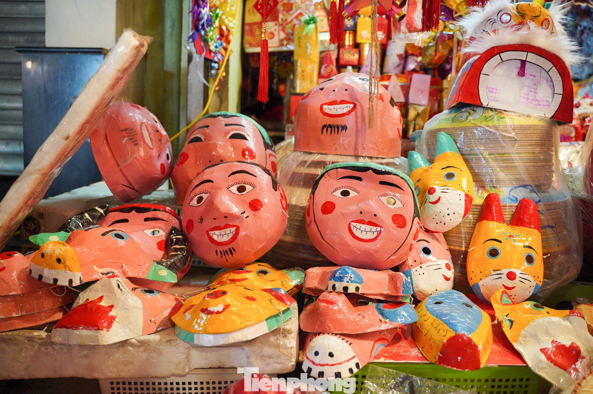 Đồ chơi truyền thống Trung Thu như đèn ông sao, mặt nạ giấy bồi, đèn kéo quân,... vẫn luôn được nhiều gia đình yêu thích và lựa chọn.