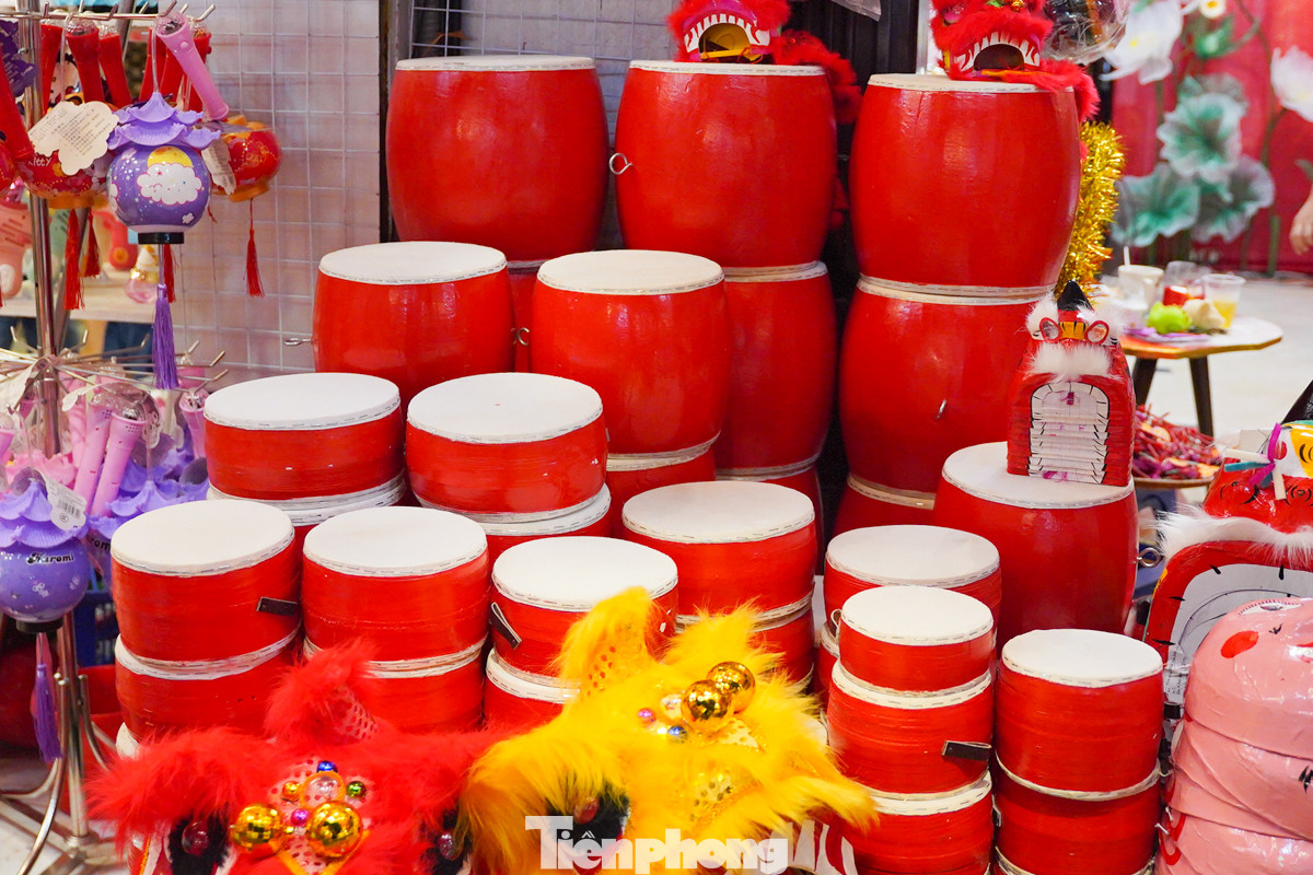 Đồ chơi truyền thống Trung Thu như đèn ông sao, mặt nạ giấy bồi, đèn kéo quân,... vẫn luôn được nhiều gia đình yêu thích và lựa chọn.