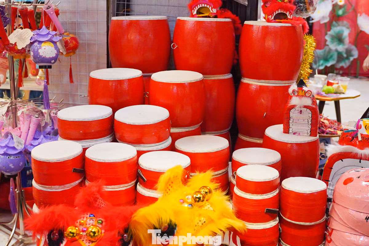 Đồ chơi truyền thống Trung Thu như đèn ông sao, mặt nạ giấy bồi, đèn kéo quân,... vẫn luôn được nhiều gia đình yêu thích và lựa chọn.