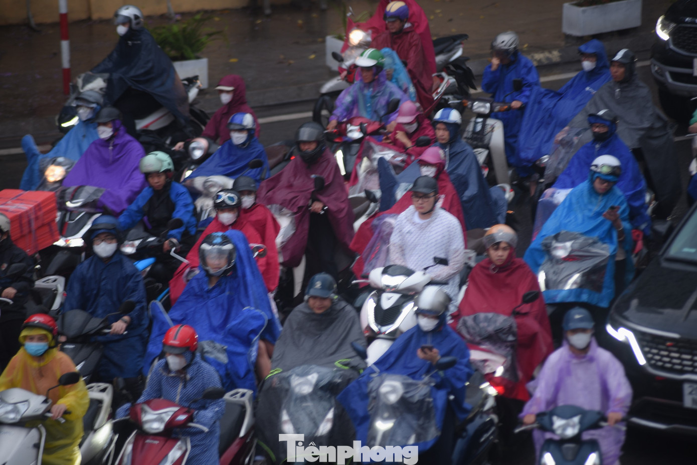 Hình ảnh người dân “nhích từng bước” trên phố Đào Tấn.