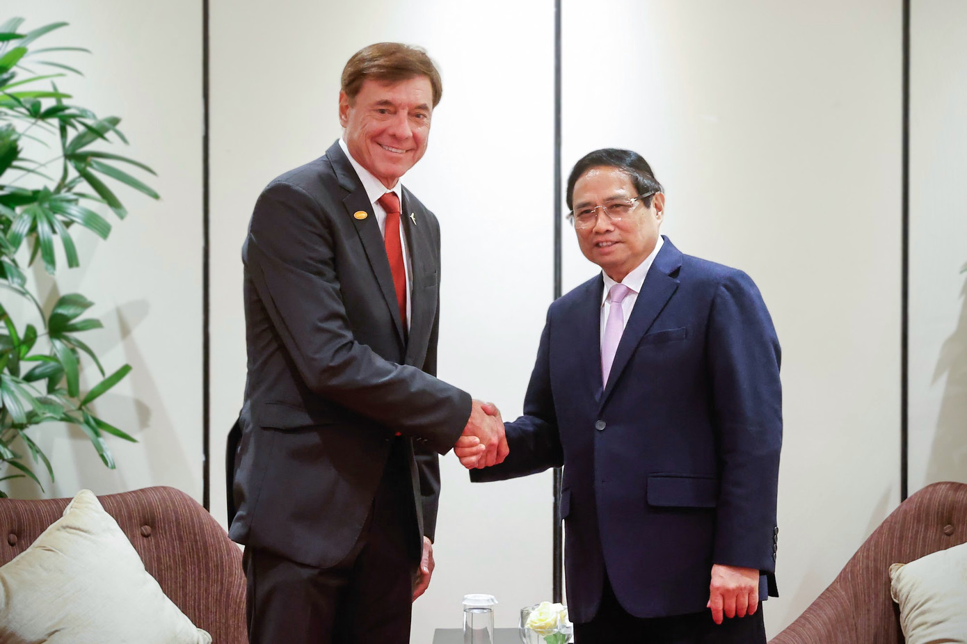 Thủ tướng Phạm Minh Chính và ông Francisco Gomes Neto, Chủ tịch Tập đoàn Embraer của Brazil - Ảnh: VGP/Nhật Bắc