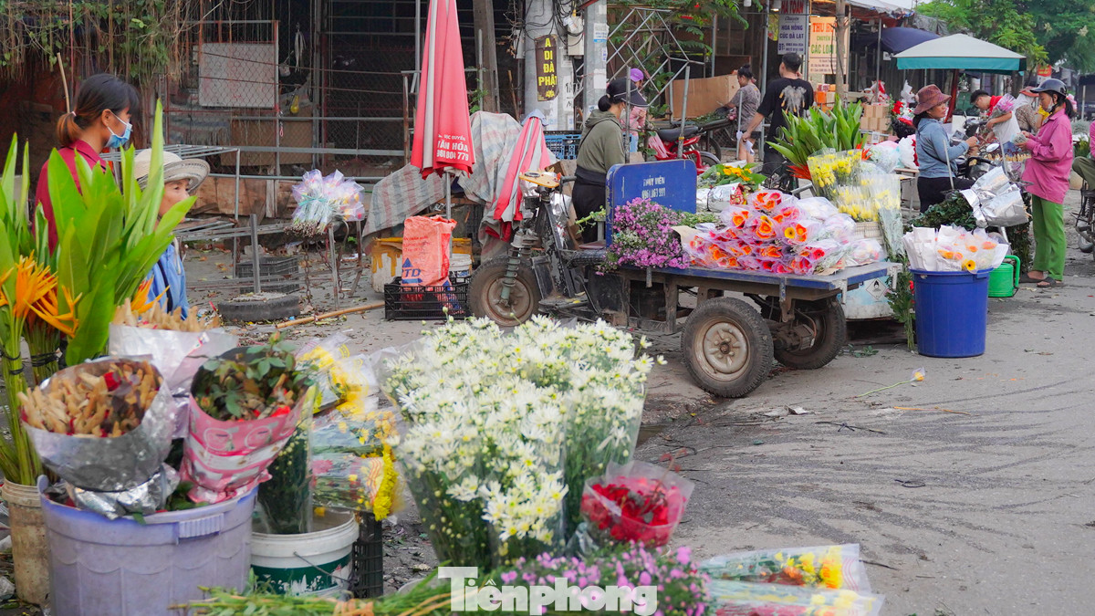 Khu chợ buôn bán hoa tại Mê Linh, thường nhộn nhịp với các thương lái, năm nay khá đìu hiu.