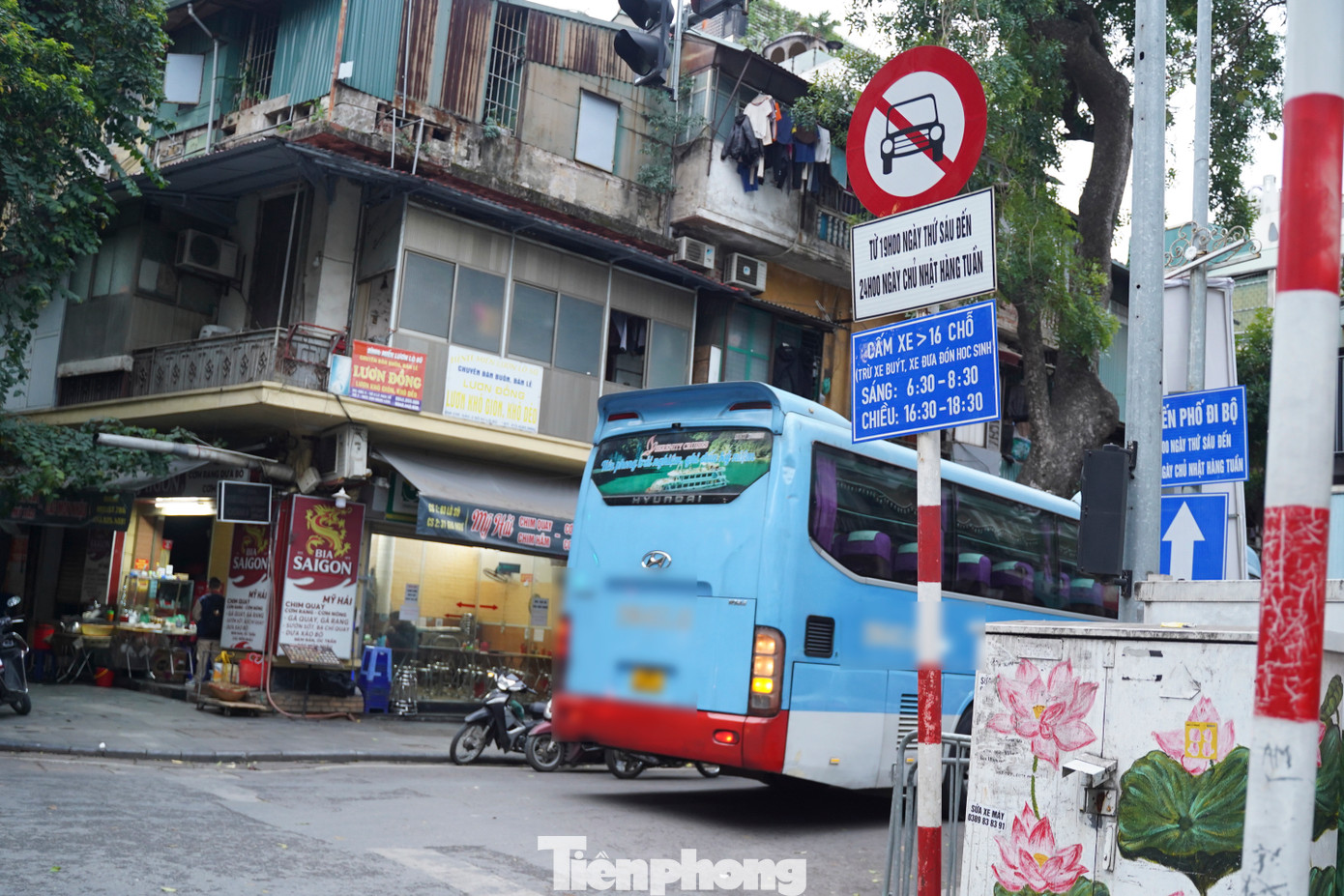 Dù đầu phố Lò Sũ hướng vào Đinh Tiên Hoàng có biển cấm nhưng xe 29 chỗ vẫn ngang nhiên đi vào.