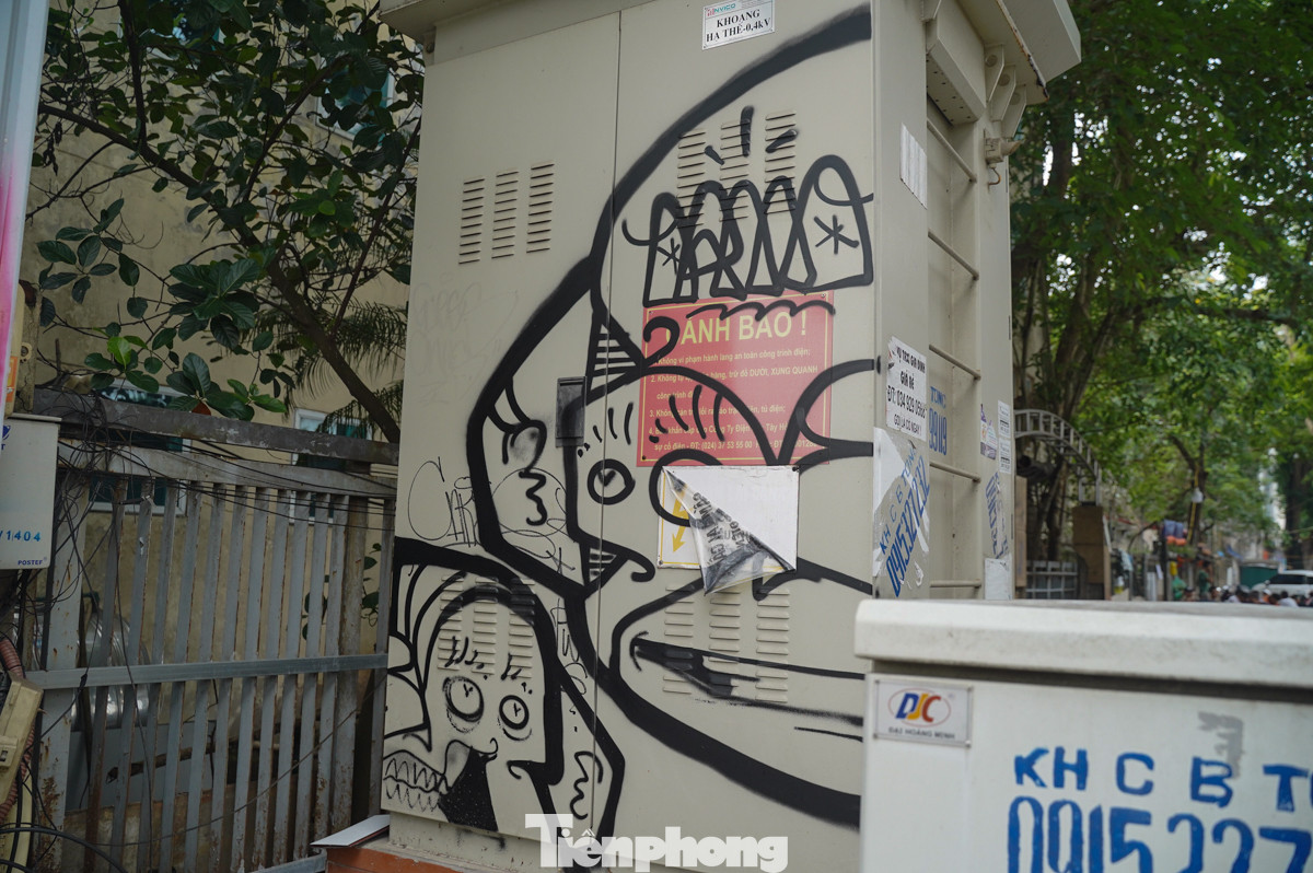 Những chiếc tủ điện cũng không thoát. Theo tìm hiểu, cách vẽ này được giới trẻ biết đến với cái tên Graffiti (hay còn gọi là tranh phun sơn, nghệ thuật đường phố). Đây là hình thức nghệ thuật sử dụng sơn phun, bút lông, hoặc các công cụ khác để vẽ lên các bề mặt phẳng rộng như tường nhà, cửa cuốn, cầu cống, ga tàu điện ngầm...