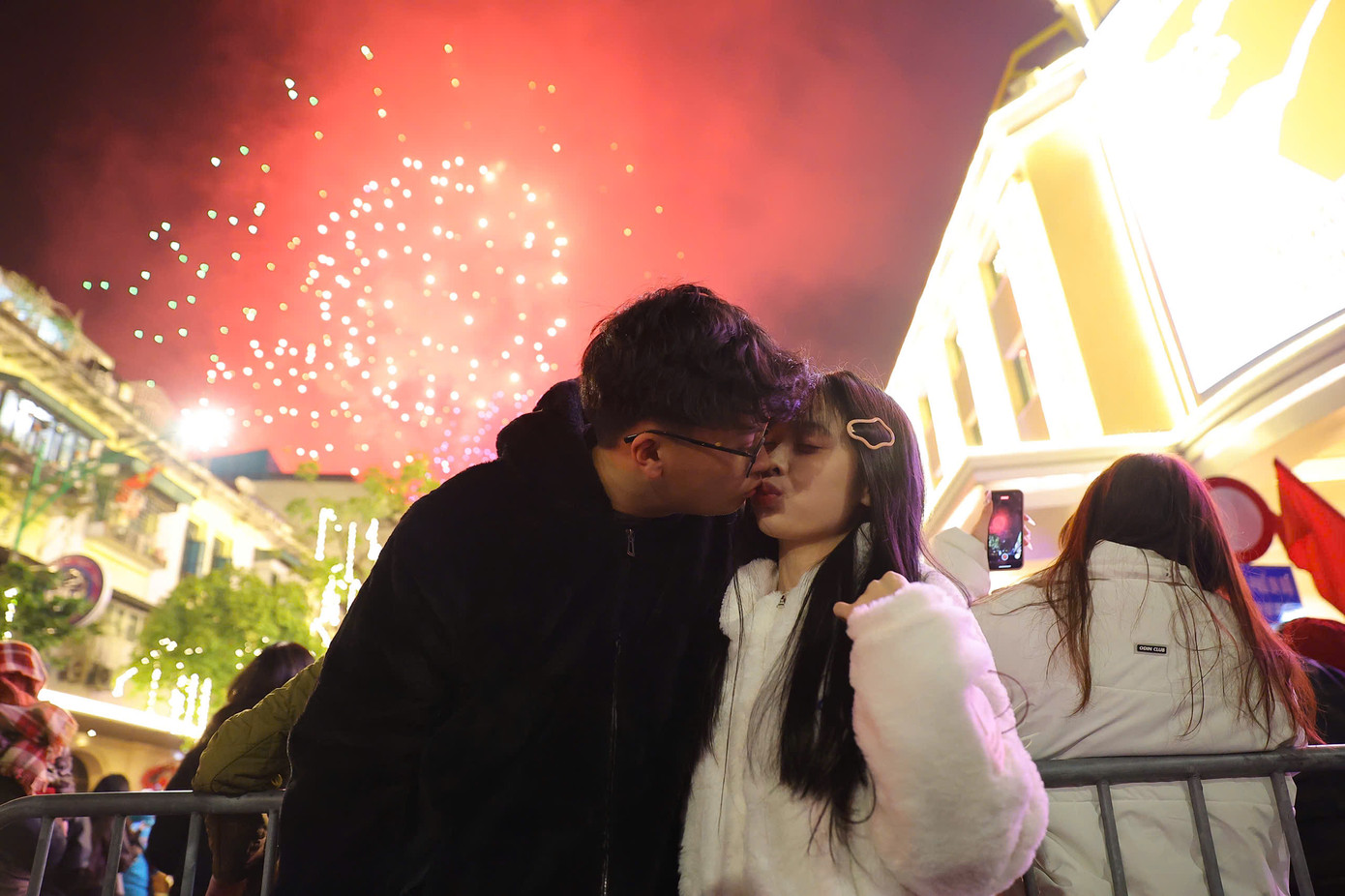 Nhiều cặp đôi thể hiện tình cảm dưới bầu trời rực rỡ pháo hoa.