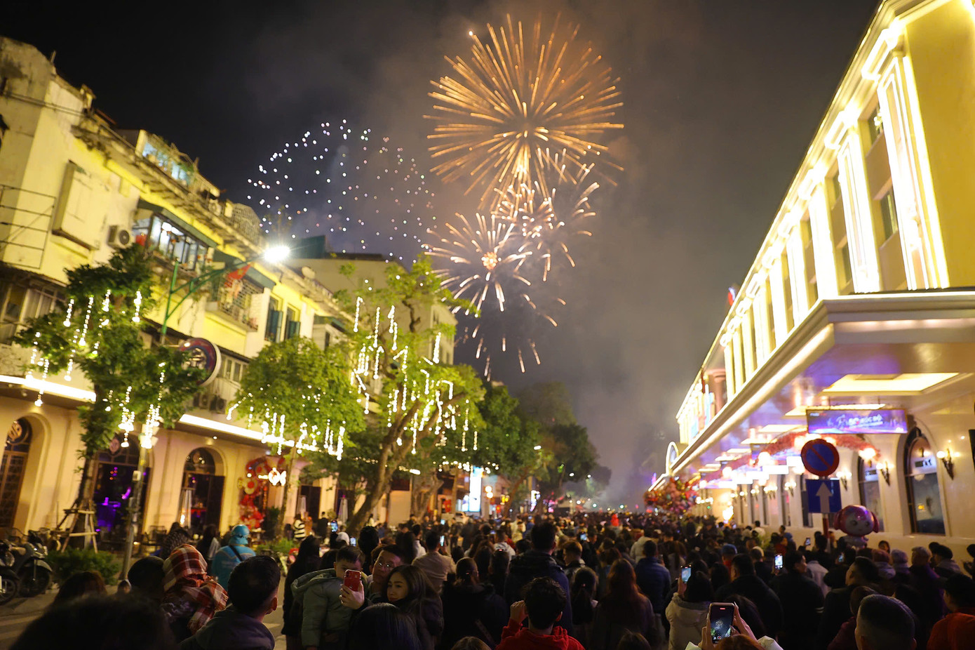 Pháo hoa rực sáng đón năm mới Ất Tỵ an lành, thịnh vượng ảnh 175 Pháo hoa rực sáng đón năm mới Ất Tỵ an lành, thịnh vượng ảnh 175