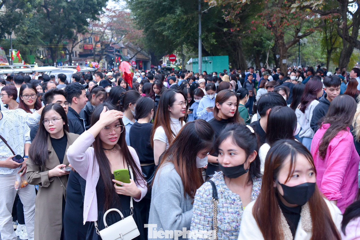 Dòng người xếp hàng đông nghịt.