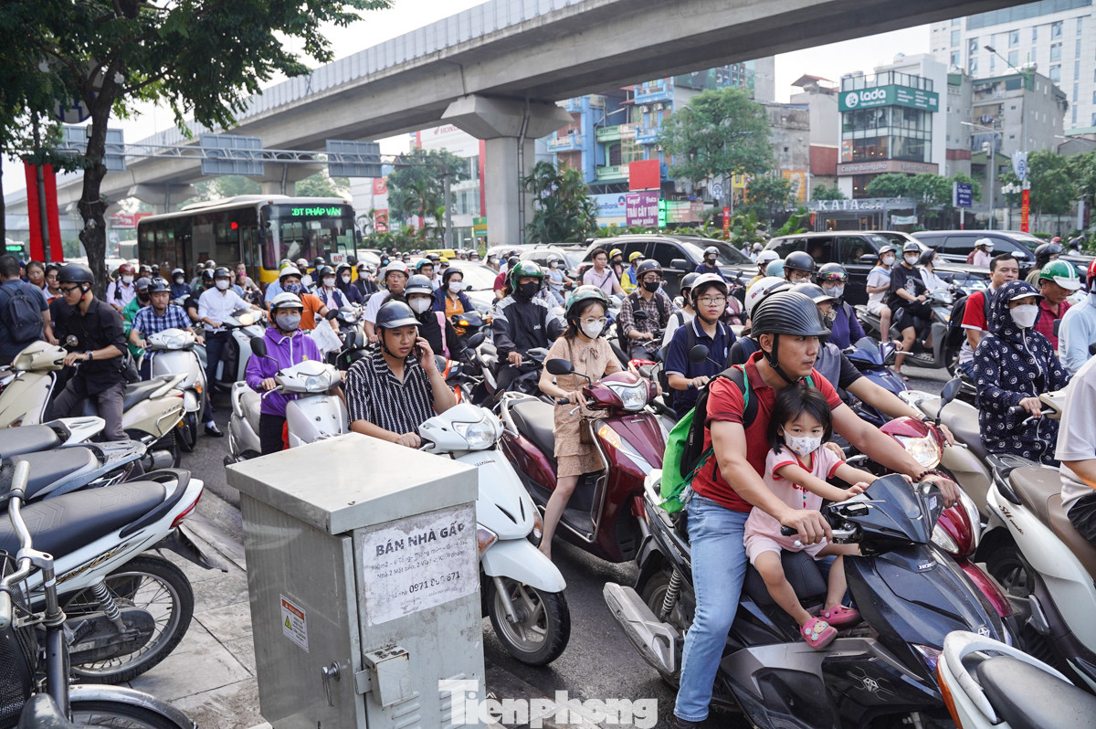 Đường Nguyễn Trãi - trục đường chính kết nối các chung cư trên đường Nguyễn Tuân với trung tâm thành phố cũng thường xuyên rơi vào tình trạng ùn tắc nghiêm trọng.