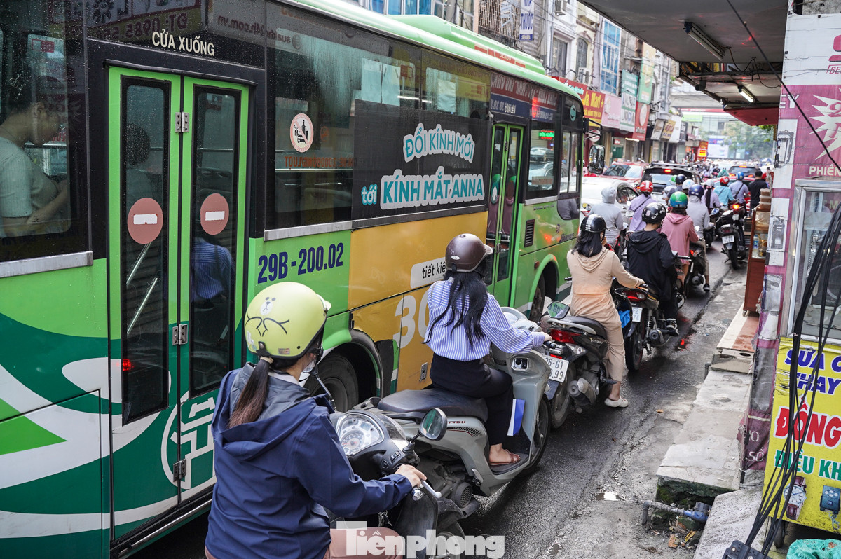 Mặt đường hẹp, lượng phương tiện lưu thông qua lại dày đặc, đặc biệt vào giờ cao điểm khiến việc di chuyển trở nên khó khăn.