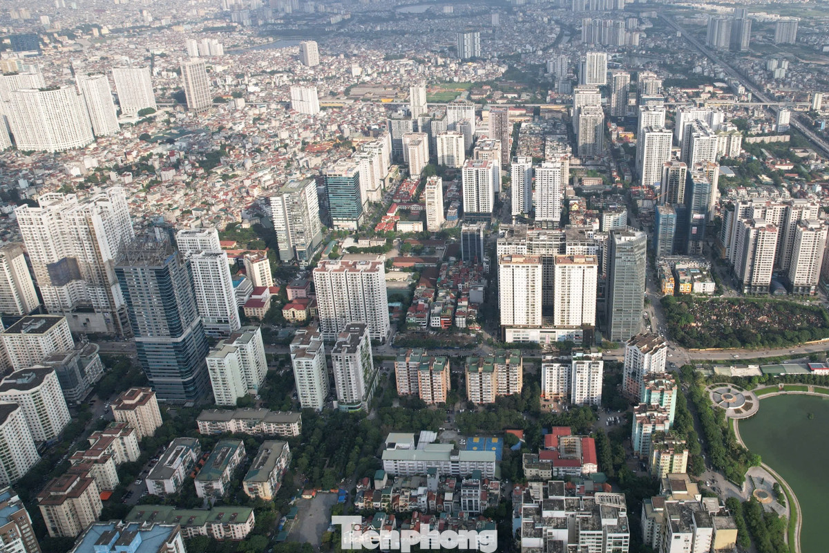 Với mật độ xây dựng dày đặc lên tới gần 6.000 căn hộ trên đoạn đường chỉ dài 720m, đường Nguyễn Tuân (quận Thanh Xuân, TP Hà Nội ) từ lâu đã trở thành một trong những "điểm nóng" về chung cư và ùn tắc giao thông tại Hà Nội.