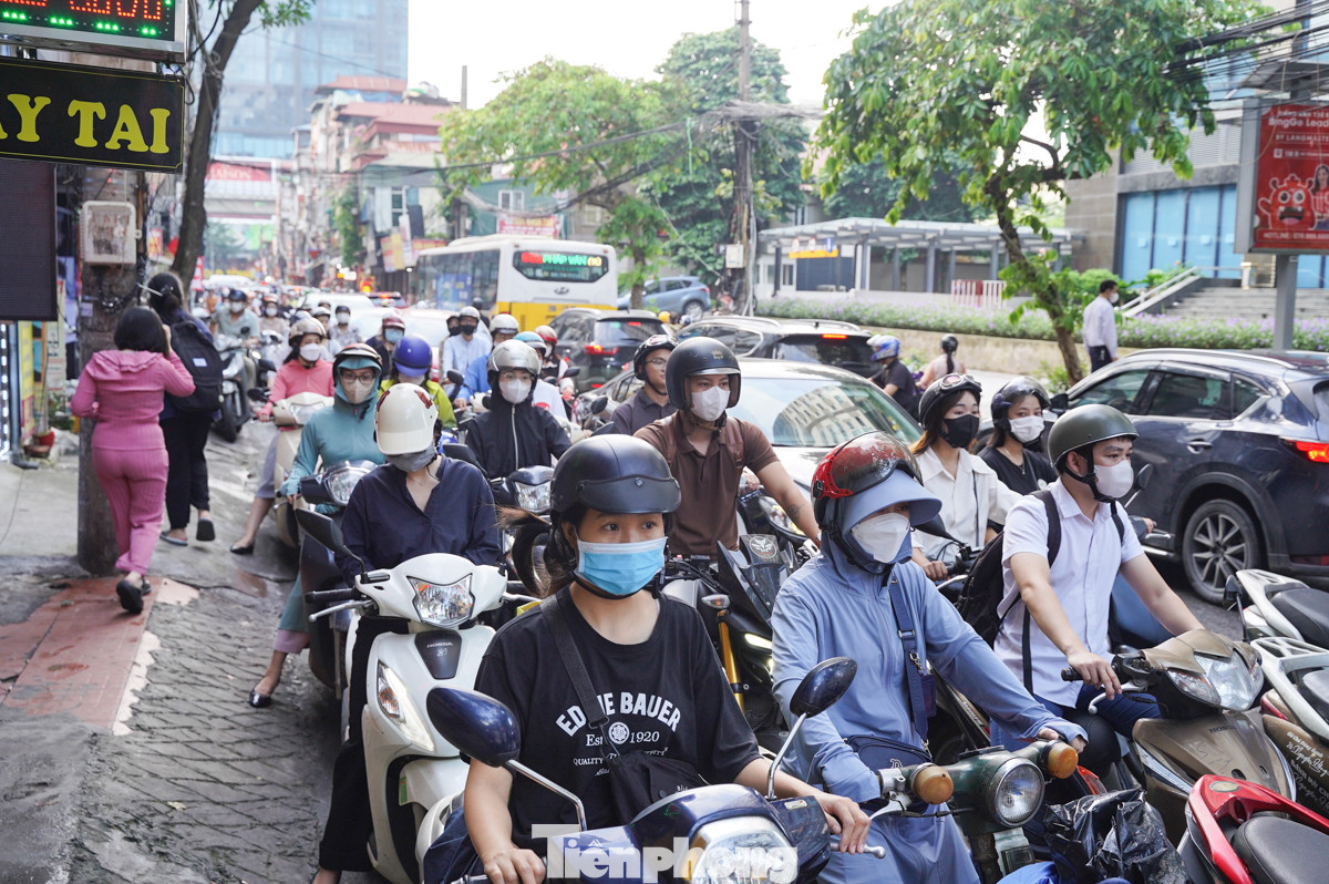 Vào giờ cao điểm, đường Nguyễn Tuân thường xuyên xảy ra ùn tắc với mật độ phương tiện và người di chuyển cao.